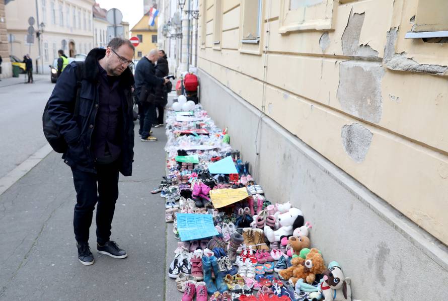 Akcija "Zagrebu nedostaju vrtići" Hrvatske udruge roditelja odgojitelja ispred Gradske skupštine