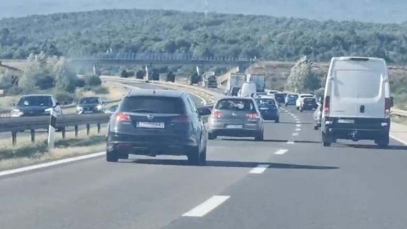 VIDEO Gužve na cestama: Vojni kamioni se maknuli sa strane da propuste kolonu vozila na A1