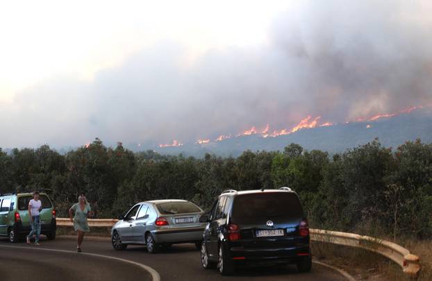 Putnici kod Zatona ne mogu dalje svojim vozilima zbog velikog požara, čekaju ishod i otvaranje ceste