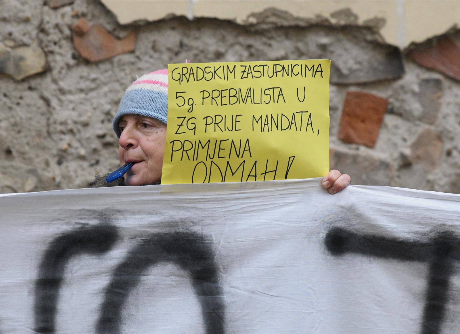 Zagreb: Prosvjed roditelja odgajatelja ispred Gradske skupštine zbog najave modificiranja te mjere