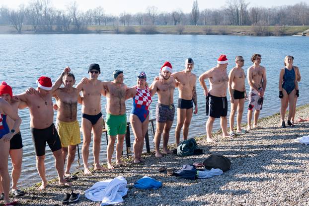 Zagreb: Zimski plivači točno u podne zaplivali ledenim jezerom Jarun