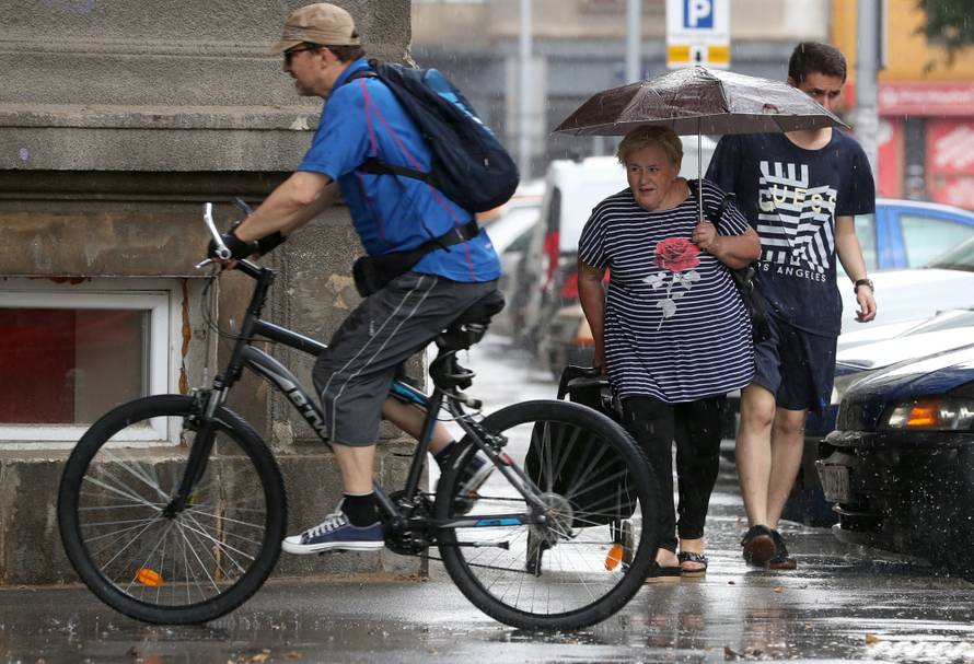 Zagrepčane iznenadio pljusak, tuča i grmljavina poharali Pulu