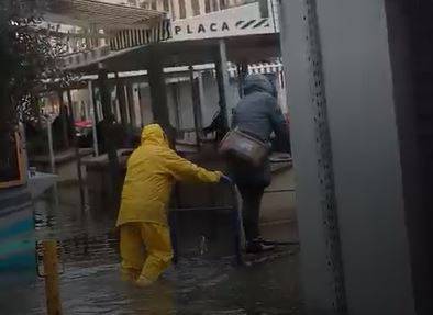 Kakva snimka iz Rijeke! Pa to je džentlmen i splavar u jednom!