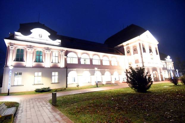 Virovitica: Središte grada sjaji  u blagdanskom ozračju jer traje manifestacija Advent u Virovitici