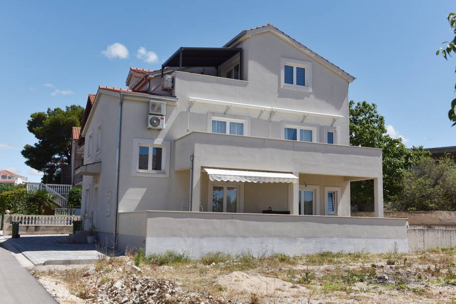 Tajne posrnule kraljice: Žena koja jede žvake i skriva muža