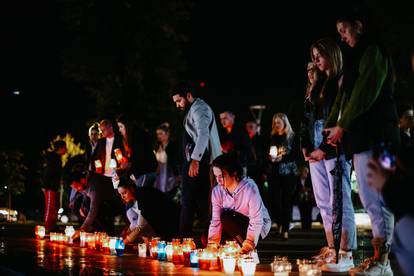 Mostar: Građani zapalili svijeće za tragično preminulu obitelj Krstić