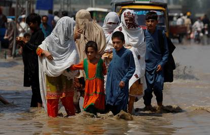 Katastrofalne poplave potopile trećinu Pakistana, 1100 mrtvih