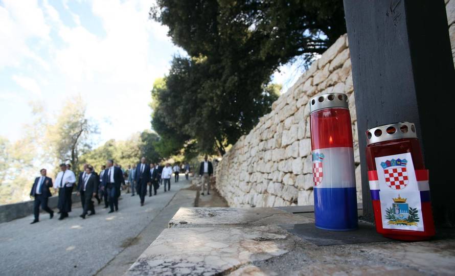 Premijer Plenković na Golom otoku odao počast žrtvama totalitarnih i autoritarnih režima