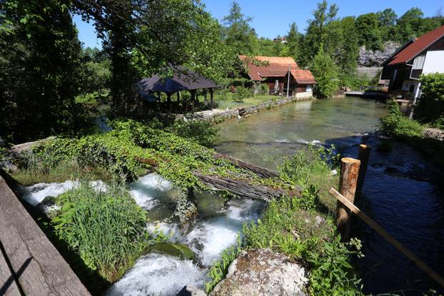 Slunj: Turisti svakodnevno posjećuju Rastoke  koje su nedavno dobile novu šetnicu