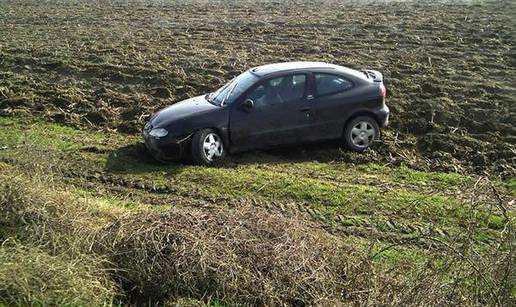 Sletio Renaultom u svježe izrovano kukuruzište