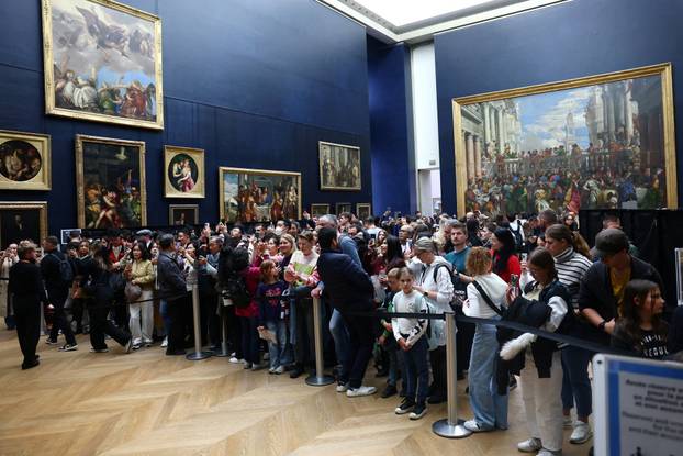 Paris' Louvre Museum re-opens for first time since robbery