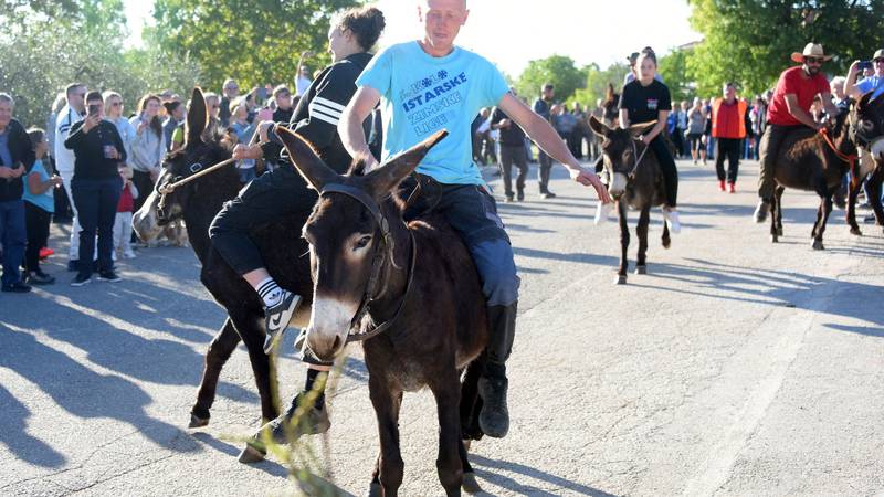 FOTO Prvosvibanjska tradicija koja ne gubi popularnost: Trka na magarcima oduševila mnoge