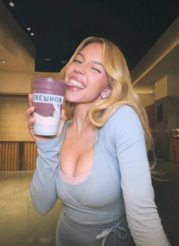 FOTO Sydney pokazala kako se pravi smoothie, no svi su gledali njen bujni dekolte