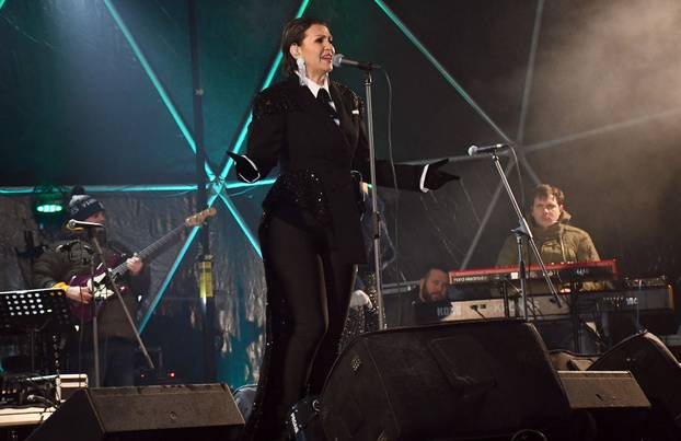 Slavonski Brod - Doček Nove godine na Korzu uz nastup Nine Badrić. 