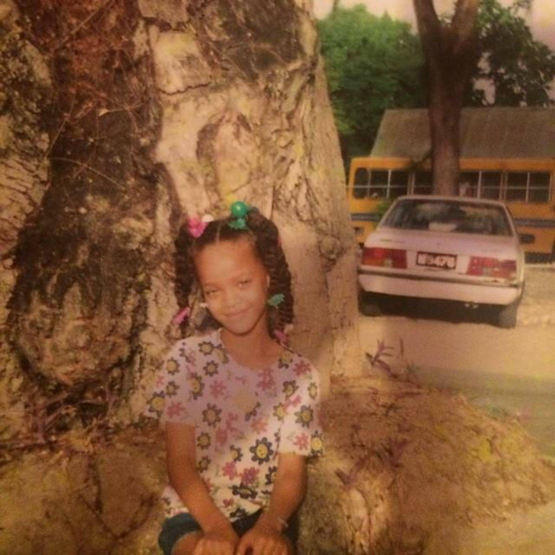 So unschuldig und brav! Wer haette gedacht, dass aus diesem kleinen, suessen Maedchen mal eine extrovertierte Kuenstlerin wird. Rihanna teilt ein Foto aus ihrer Kindheit // So innocent. Who would've thought that this little sweet girl will turn into such 