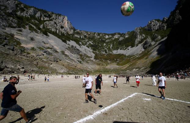 ARHIVA: Utakmica na dnu isušenog Modrog jezera koje danas doseže rekordan vodostaj