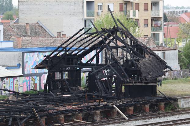 Osijek: Očevid jučerašnjeg požara na barakama uz prugu