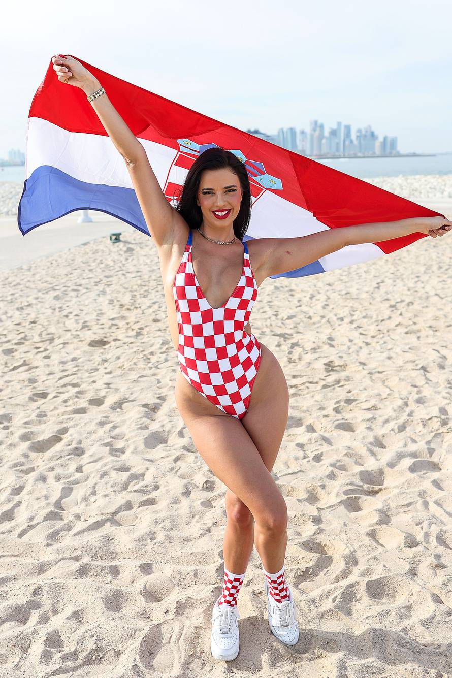 EKSKLUZIVNO: Ivana Knoll pozirala u kockastom kupaćem kostimu na plaži Ras Abu Aboud 
