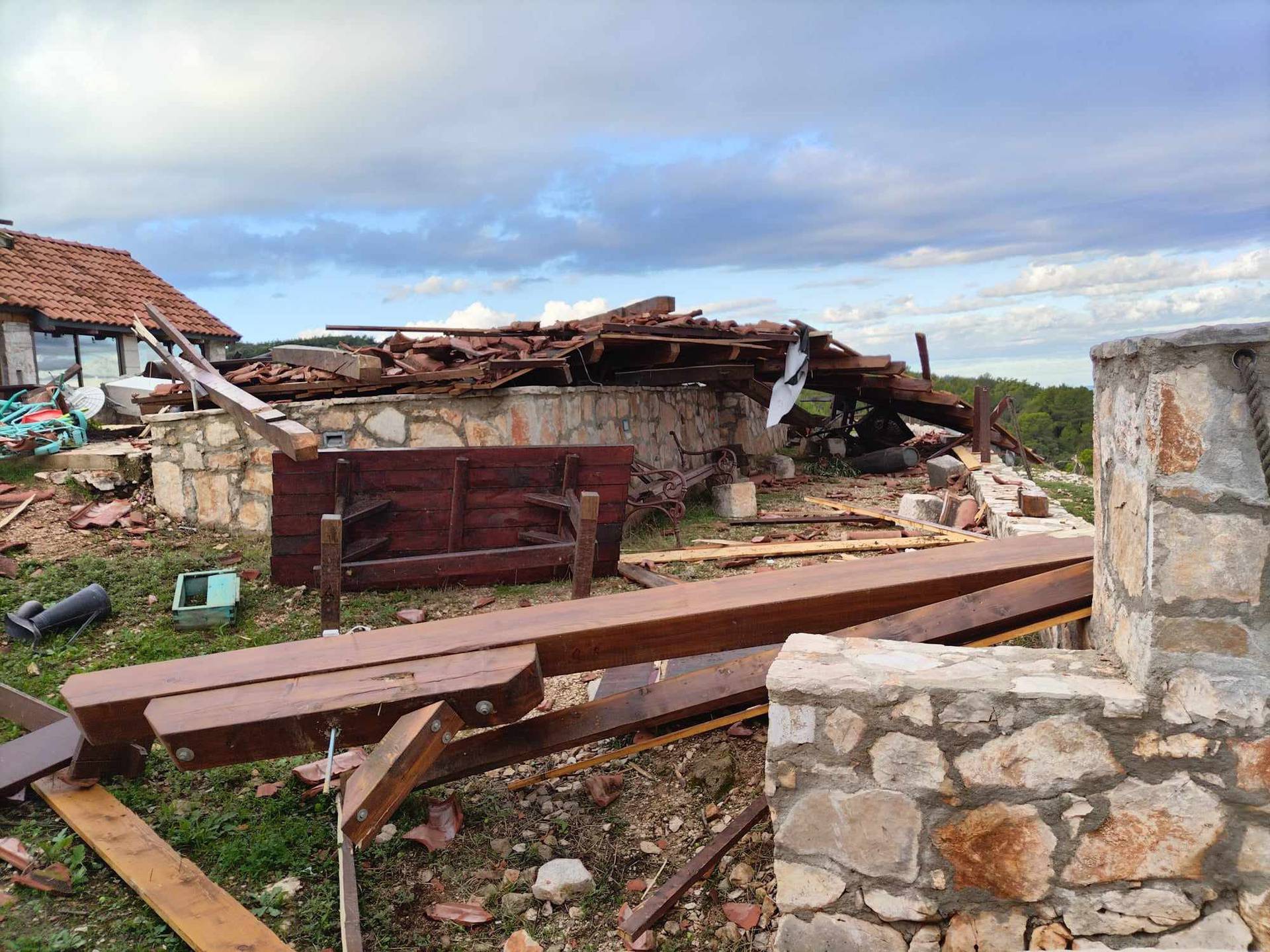 Snažan vrtlog na Hvaru uništio pola obiteljskog imanja, stari drveni brod još nisu pronašli