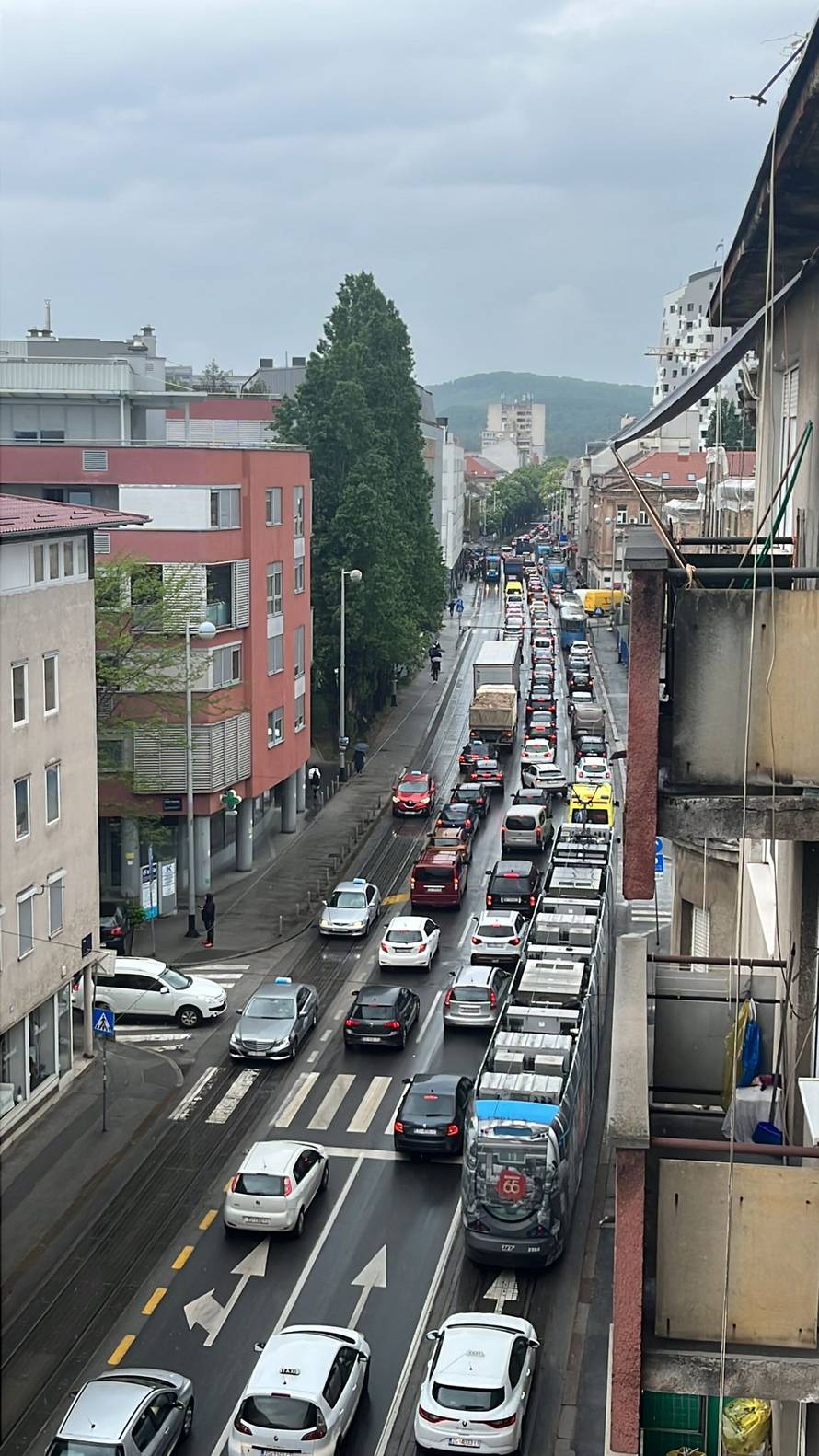 VIDEO Totalni kolaps u Zagrebu: Ogromne gužve na Ilici zbog pada skele, sve je u 'crvenom'