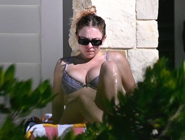 PREMIUM EXCLUSIVE: *NO WEB UNTIL 5PM EST 12TH DEC* Sydney Sweeney shows off her sensational bikini body as she relaxes at her stunning $13 million waterfront mansion in the Florida Keys