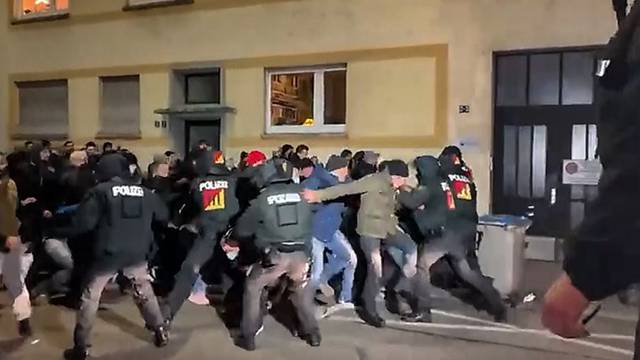 Njemačka: Prosvjednici protiv korona mjera na ulicama, ozlijeđeno je 13 policajaca