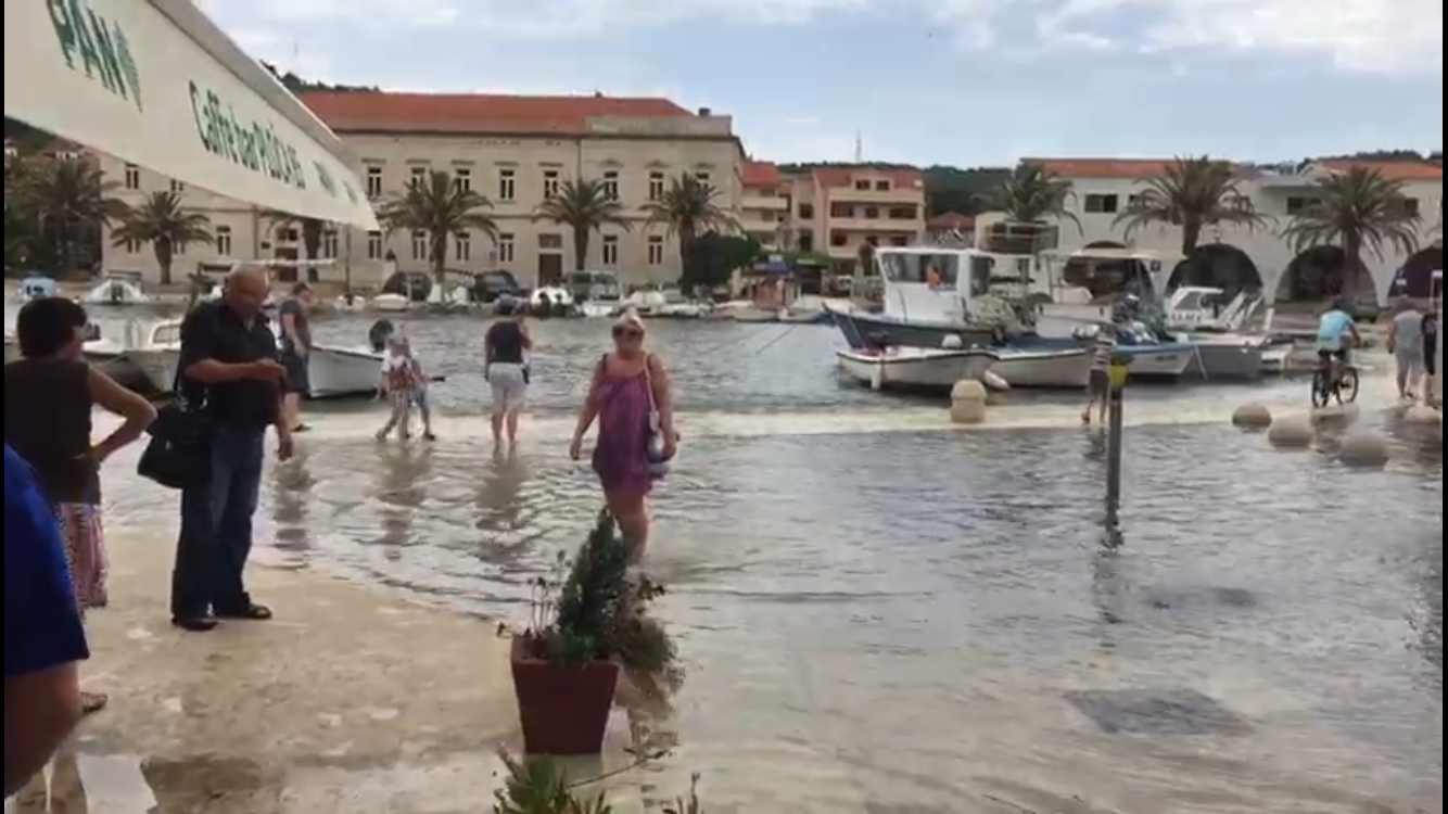 Golema šteta na Hvaru: Plimni val od dva metra poplavio rivu