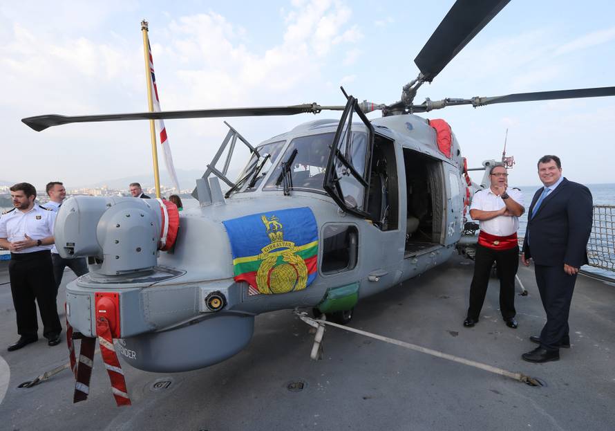 Britanski razarac HMS Defender