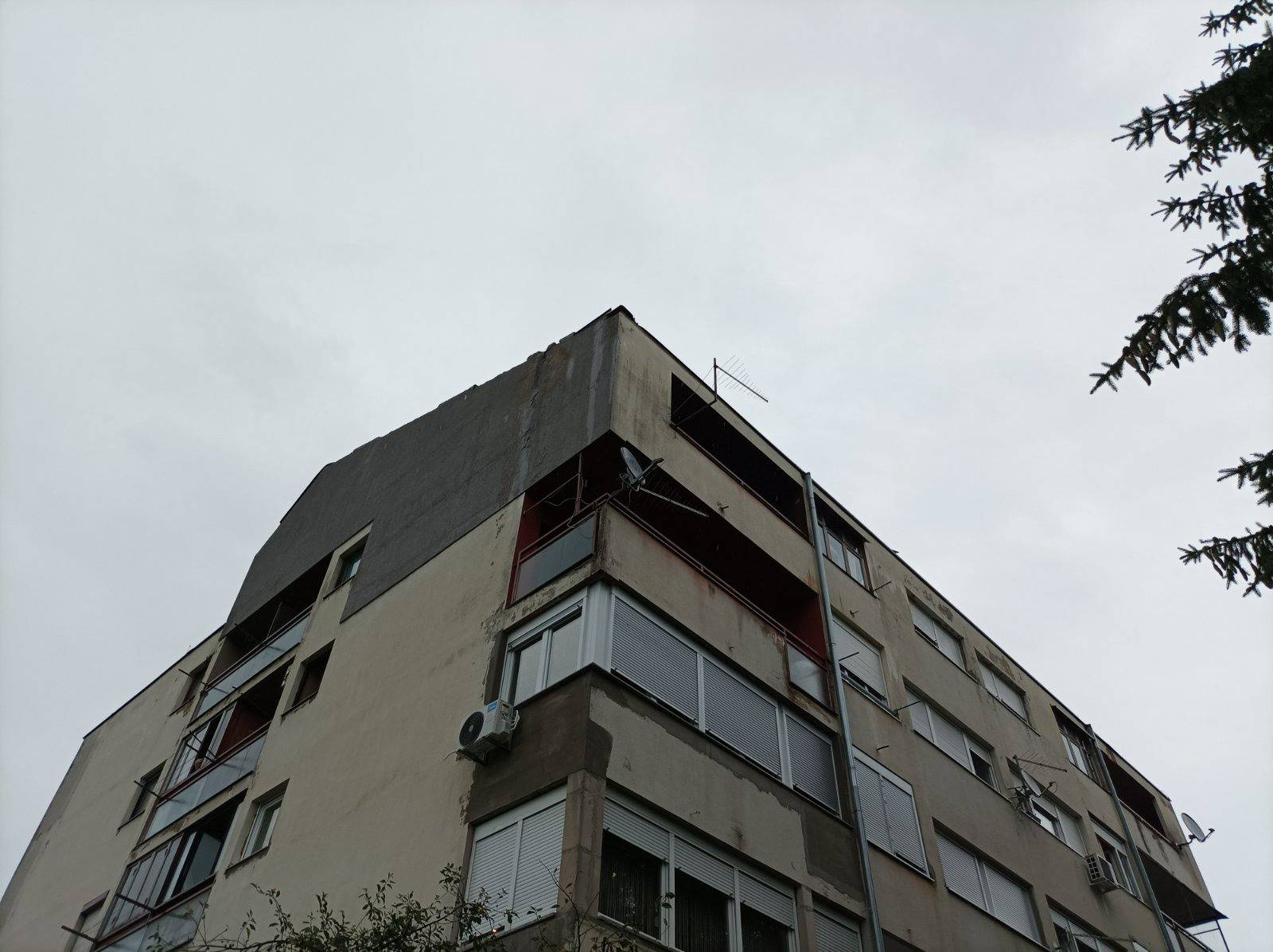 U Dugoj Resi snažno nevrijeme odnijelo krov sa zgrade, kaos je i u Petrinji: 'Cijeli grad pliva'