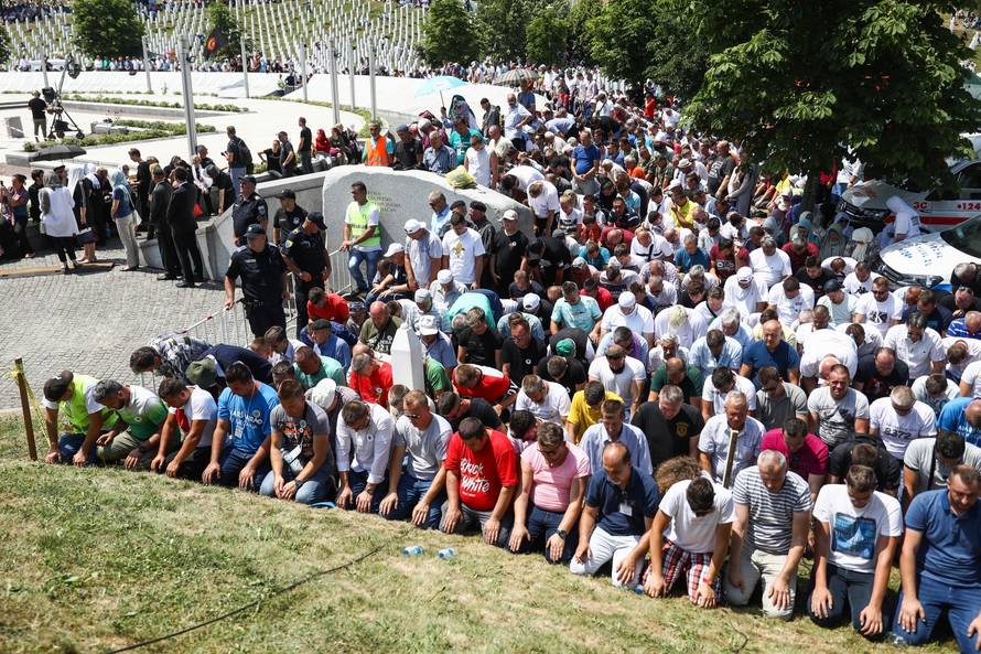 Dženaza i ukop 19 novoidentificiranih žrtava genocida u Srebrenici