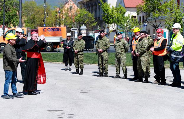 Zagreb: Kardinal Bozanić blagoslovio radnike koji rade na sanaciji katedrale