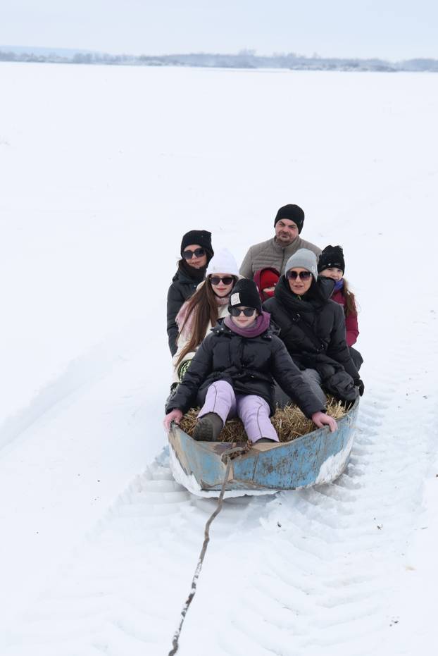 Karadžićevo: Vožnja čamcem po snježnim poljima