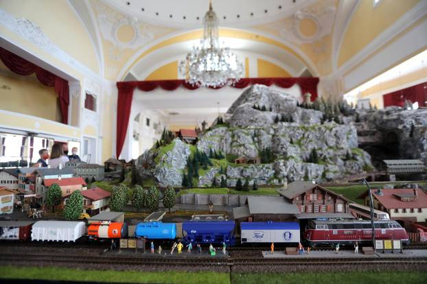 Opatija: Velika željeznička maketa postavljena je u Kristalnoj dvorani hotela Kvarner