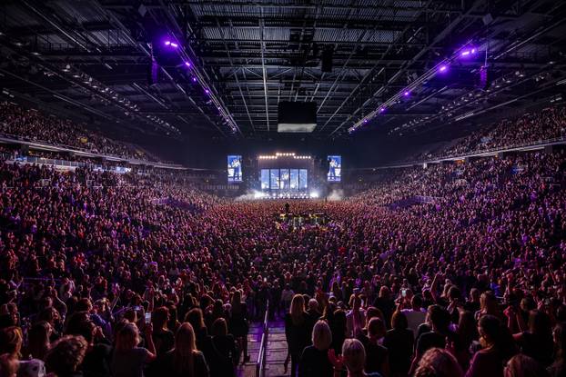 FOTO 'Pogled ispod resica': Severina ni drugi dan koncerta nije skidala svoj 'dlakavi' šešir