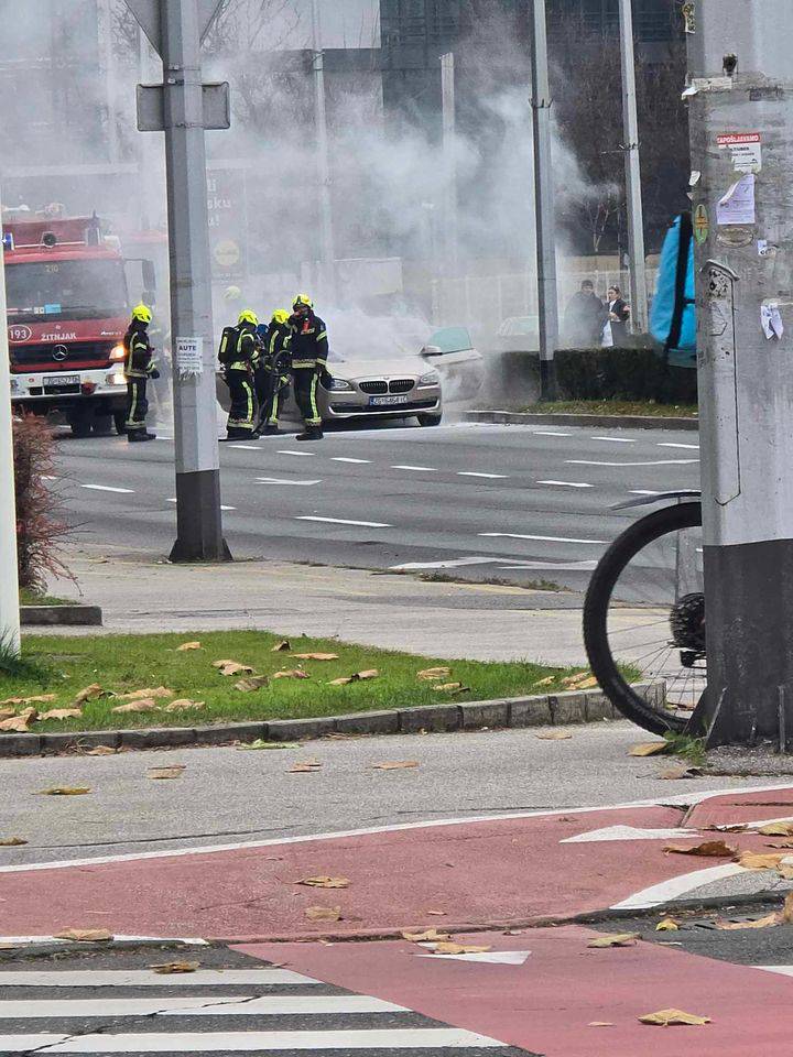 DRAMA U ZAGREBU Luksuzni BMW gorio usred Heinzelove!