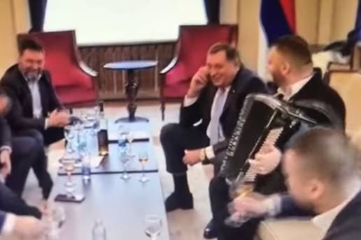 Dodik u Predsjedništvo doveo harmonikaša s kojim je pjevao