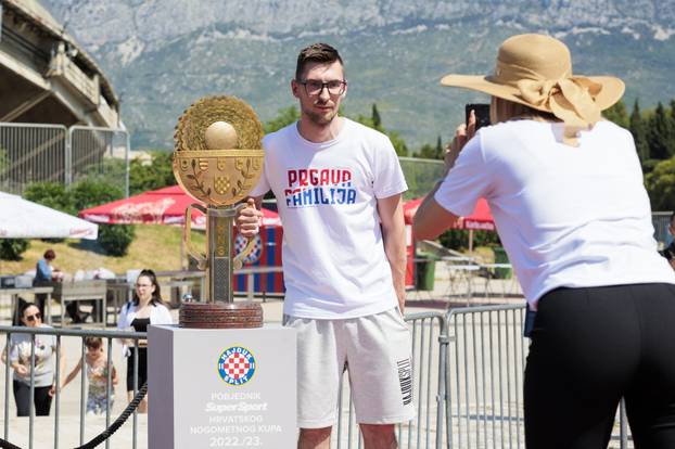 Split: Navijači Hajduka fotografiraju se s peharom Rabuzinovo sunce