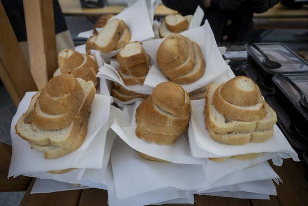 Osijek: Tradicionalna podjela blagdanskog fiš paprikaša na Trgu Svetog Trojstva
