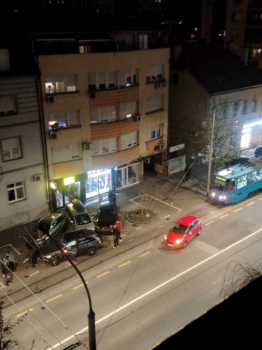 VIDEO: KRŠ I LOM U ZAGREBU Pet automobila oštećeno je u sudaru. 'Udarac je bio jak'