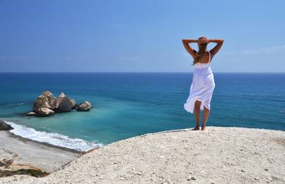 Afrodita, 'božica turizma', zavodi turiste na Cipru, a oni se zadovoljno fotkaju kraj nje