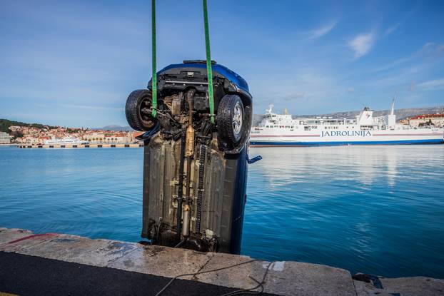 Split: Izvučen automobil koji je sinoć sletio u more kod gradske luke, vozač preminuo