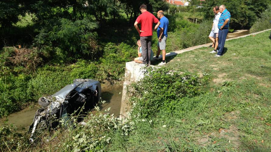 Automobilom sletjeli u potok, ozlijeđena su sva četiri putnika
