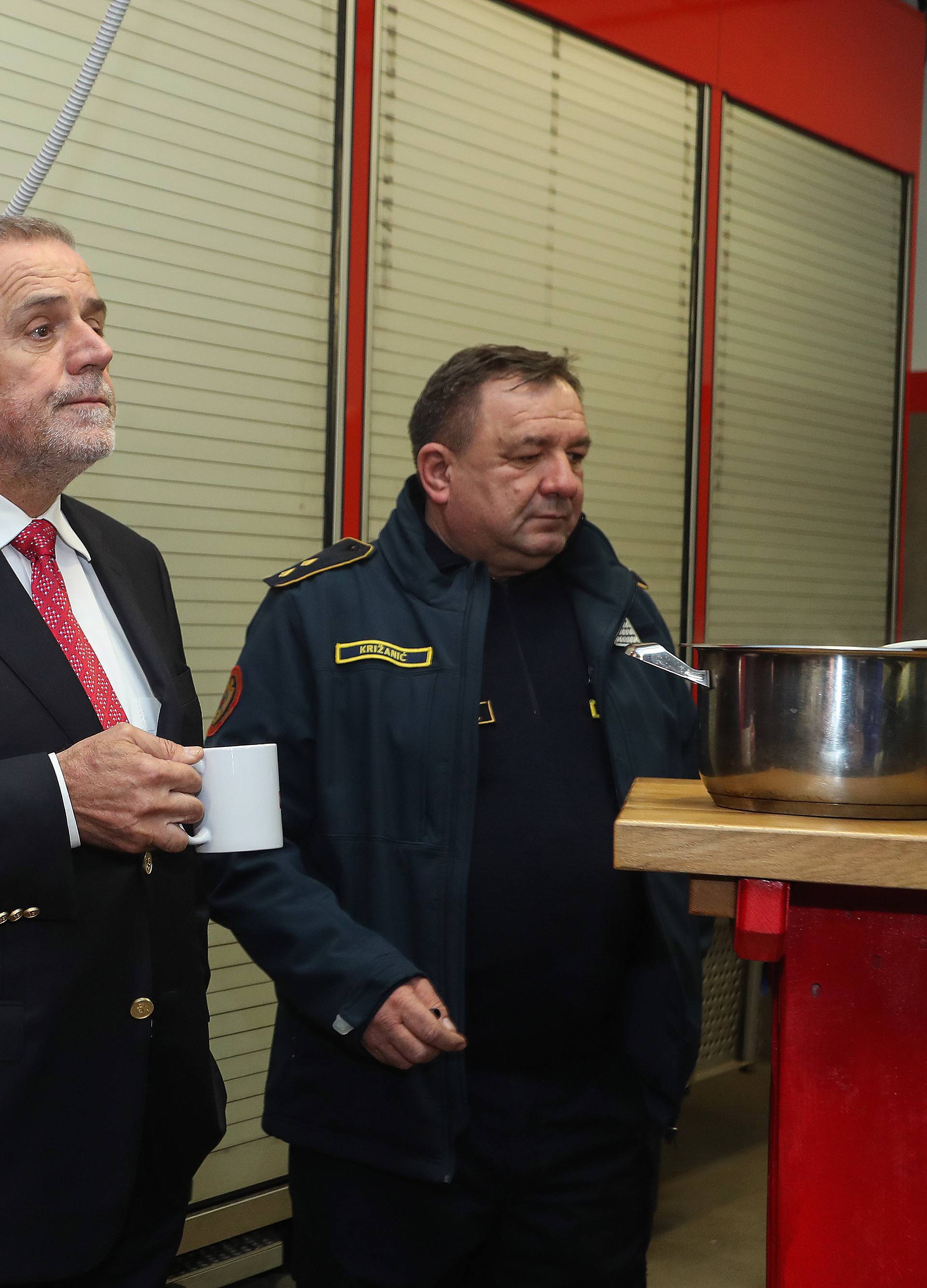 Bandić je za Novu obišao hitne službe, Kolinda u pučkoj kuhinji
