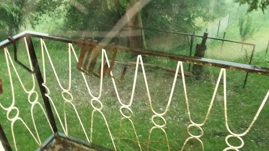 Nevrijeme rušilo stabla, nosilo krovove, kiša poplavila ulice