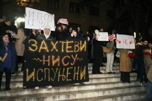 Beograd: Ispred zgrade Radio Televizije Srbije (RTS) studenti  prave buku za vrijeme  Dnevnika RTS-a