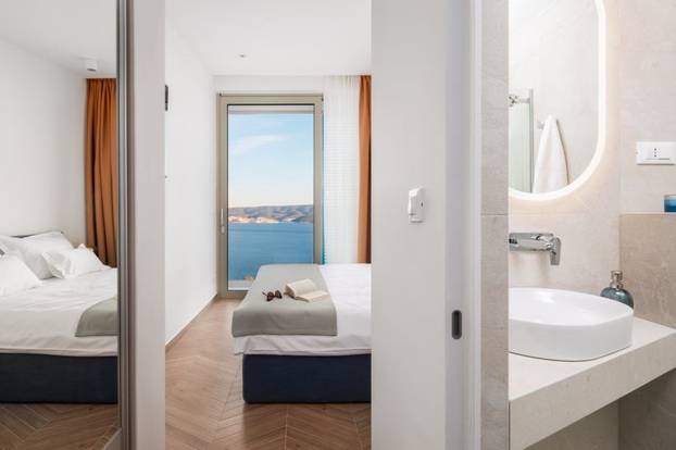 Bazen, sauna, teretana i dvije plaže na 'par koraka' - evo što sve nudi raskošna vila u Omišu