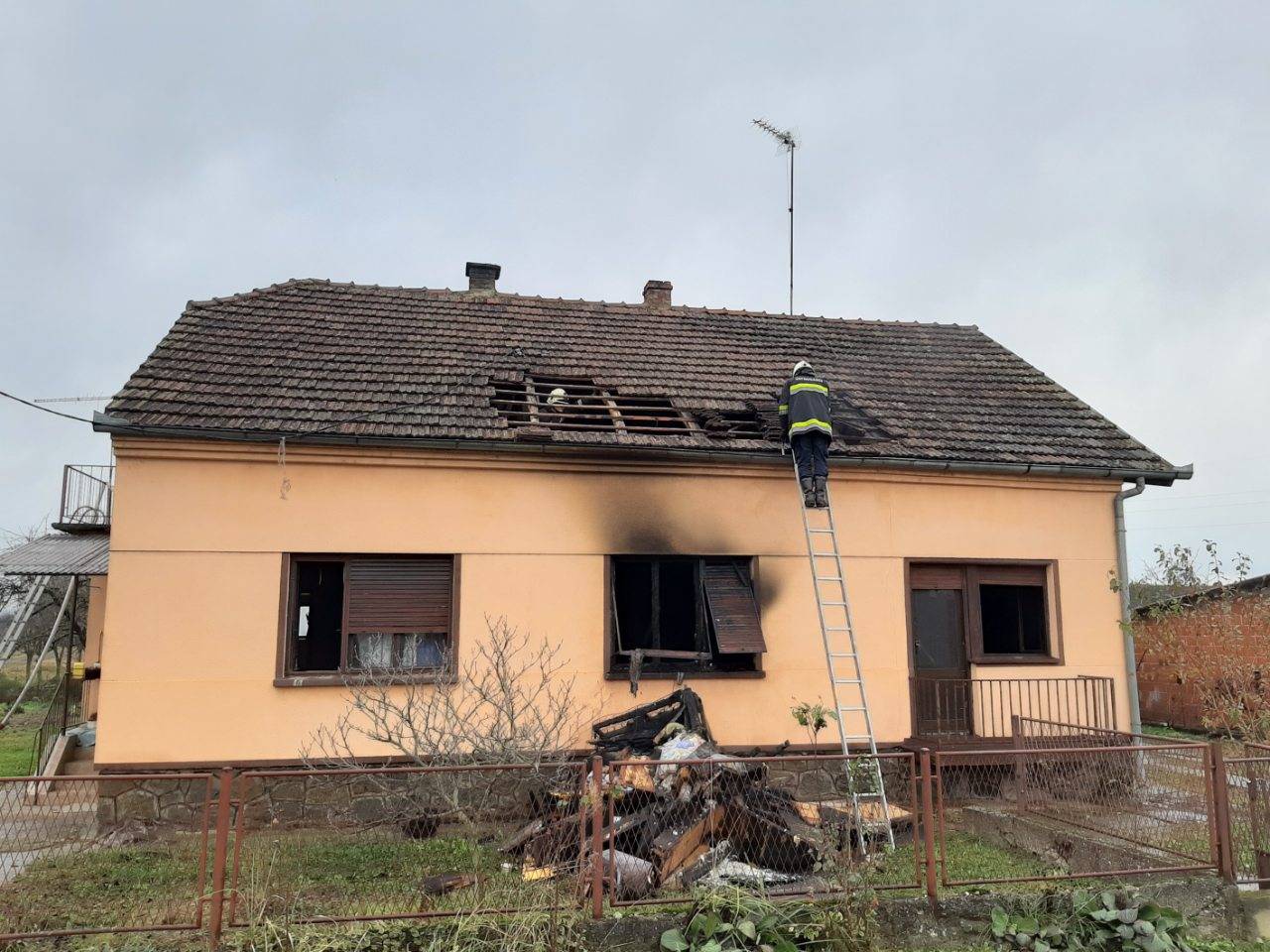 Muškarac je u zadnji trenutak izašao iz kuće koja je gorjela