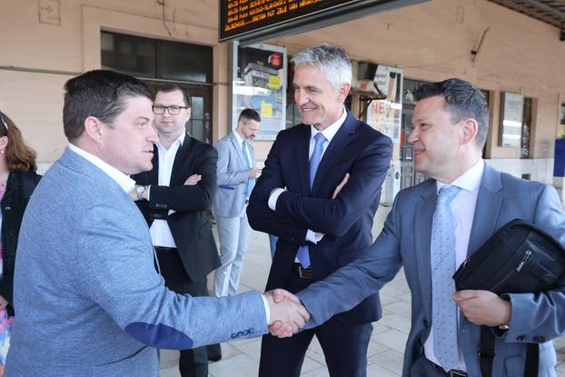 Zagreb:  Prvi elektrobaterijski vlak pušten u promet