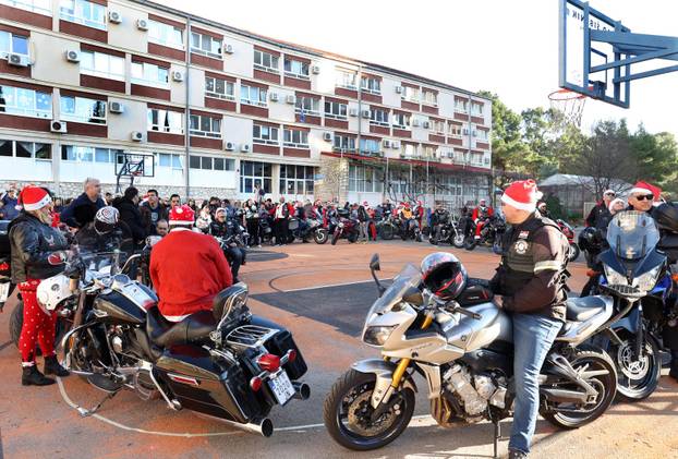 Šibenik:  Motomrazovi tradicionalno u predboži?no vrijeme darivali Centar za odgoj i obrazovanje Šubi?evac