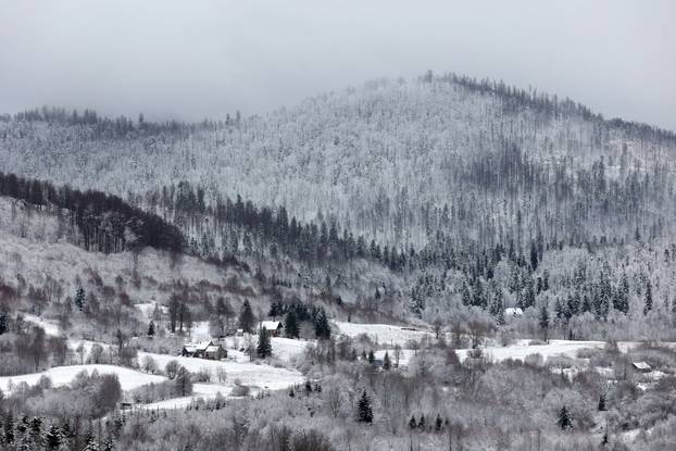 Snijeg je zabijelo Gorski Kotar 